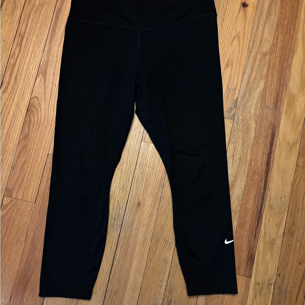 Nike Women’s Medium Black DriFit Capri leggings.